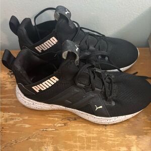 Puma Black and White Athletic Shoes women’s size 7 EUC